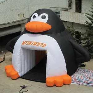 可爱的巨型充气常设企鹅气球作为隧道门