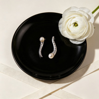 Boucles d'oreilles créoles fines pour femmes, plaquées platine, en argent sterling 925, avec perles d'eau douce, design élégant et tendance, pour cadeau de fiançailles ou de fête