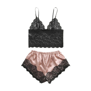 Ensemble de shorts de nuit minimalistes à col en V pour femmes en coton biologique, silhouette décontractée et allure sexy et décontractée - Product Image 1