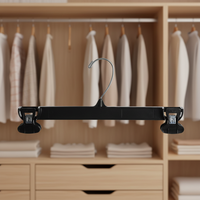 Vente en gros usine : Cintres noirs en plastique pour vêtements, avec rangement, pour magasins de vêtements, jupes, pantalons, jeans, sous-vêtements et culottes