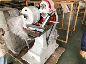 Máquina para depositar moldes de dulces para hacer dulces duros Línea de producción de piruletas Piruleta Máquina para hacer dulces Línea de producción - Product Image 4