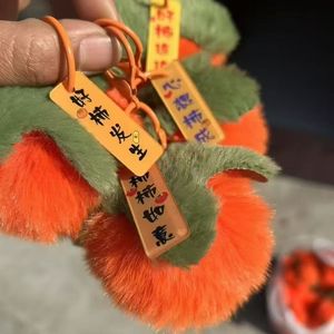 Llavero colgante para coche con pompón de piel sintética de conejo rex, diseño de pequeña caqui y la frase 'good things happen', disponible en stock - bonito colgante de peluche para bolso - Product Image 4