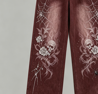 Pantalones anchos estilo vintage color burdeos con bordado floral de calaveras, detalles de telaraña y pedrería, dobladillo deshilachado y cintura elástica, estilo urbano.