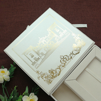 Boîte en velours crémeux personnalisée haut de gamme avec invitation et cadeaux en acrylique miroir doré et ruban à franges