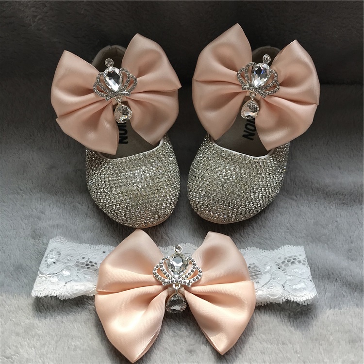 Изготовленным на заказ логосом туфли Mary Jane для девочек с блестками; Сандалии с застежкой-липучкой; Со стразами праздничное Симпатичные Корона в комплекте с лентой-ободком для волос