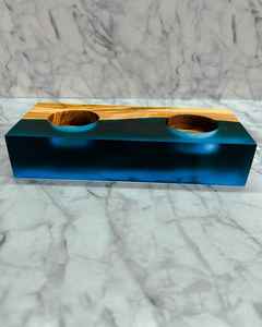 Porte-bougie unique en résine et en bois, fait à la main à partir de bois naturel avec des accents en résine, design élégant et durable, idéal pour le dîner - Product Image 2