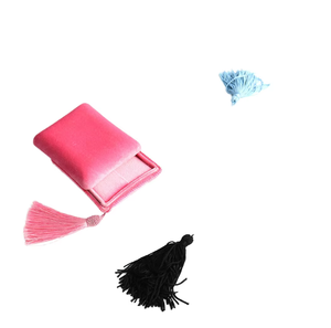 Boîte à bijoux de luxe rectangulaire en velours avec logo personnalisé pour vente en gros, idéale pour le rangement de bracelets et bagues, parfaite pour les voyages - Product Image 1