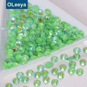 Strass en vrac Oleeya Factory 2028, strass à dos plat pour nail art, strass lumineux et phosphorescents pour robe de soirée de Noël - Product Image 4
