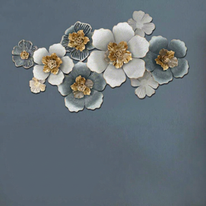 Escultura Decorativa de Pared de Metal con Flores Grandes en 3D |   Placa Decorativa de Pared de Metal con Diseño Floral Azul y Dorado, Hecha a Mano, para Decoración de Sofás y Hoteles - Product Image 1
