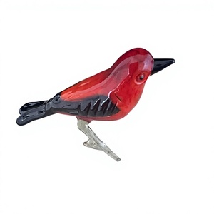 Figura de pájaro rojo de vidrio soplado a mano, adorno decorativo con temática animal, hecho de vidrio con alas y cola negras. - Product Image 1