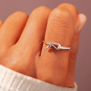 Anello a Nodo in Corda per Donne, Gioiello Minimalista da Dito per Uso Quotidiano - Product Image 3