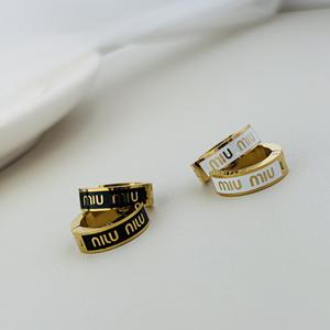 Elegante 18 Karat vergoldete Ohrstecker mit <span class=keywords><strong>M</strong></span>-Buchstabe, schlichter sommerlicher geometrischer Ohrschmuck für Damen, Kreolen im Luxusdesign - Product Image 1