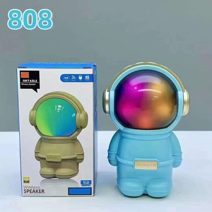 Altavoz Inalámbrico Astronauta con Luces LED RGB, Mini Subwoofer de Escritorio, Portátil para Exteriores, Regalo Creativo para Computadora - Product Image 4