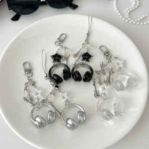 Llavero de acrílico estilo punk con dije de guitarra pequeña, llavero de micrófono de moda para mujeres, hombres y fanáticos de la música, regalo - Product Image 1