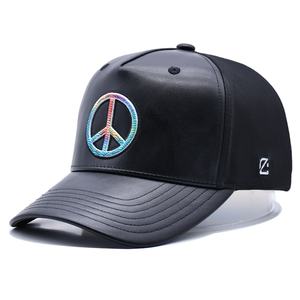Casquette de baseball unisexe en cuir PU noir de haute qualité brodée de chapeaux de baseball ajustés personnalisés avec logo personnalisé - Product Image 1
