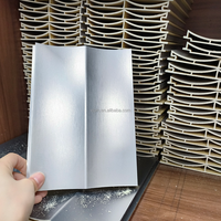 Fournisseur d'usine de Foshan Panneau mural à lattes en bois WPC avec intérieur cannelé Revêtement mural en bois à prix raisonnable pour les écoles