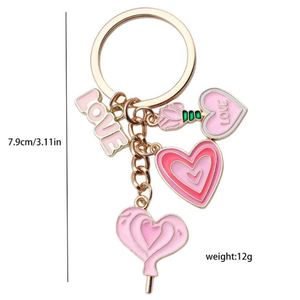 Llavero de metal con corazón esmaltado al por mayor, elegante llavero con múltiples dijes para el Día de San Valentín, colgante portátil con forma de corazón. - Product Image 4
