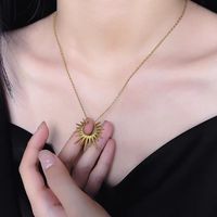 Collier pendentif soleil doré en cuivre pour femme, accessoire élégant et tendance, style minimaliste, brillance radieuse, chaîne serpent