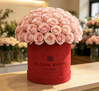 Boîtes cadeaux rondes en carton personnalisées noires avec logo rouge et violet, finition mate avec revêtement UV et dorure à chaud, emballage en velours pour bouquets de fleurs