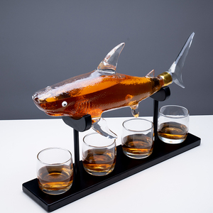 Carafe en verre de requin unique en borosilicate de haute qualité, faite à la main et personnalisée - Product Image 1