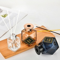 Bouteille diffuseur de parfum vide hexagonale en verre transparent brun de 150 ml avec bâtonnets en rotin et fleur de Sola pour la décoration intérieure