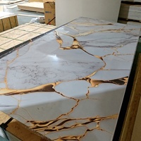 Blanc brillant mélangé avec de l'or Hi-Q feuille de marbre UV pour la décoration de la maison facilité d'installation