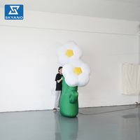 Modèle de fleur gonflable blanche sur pied personnalisé pour la décoration de paysages, de scènes et d'événements en extérieur
