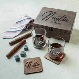 Juego de vasos de whisky personalizados en caja de madera Propuesta de padrino o regalo de padrino Regalo de padrino - Product Image 1