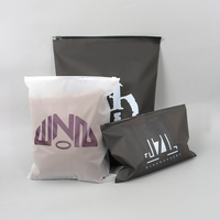 Sacs à vêtements en plastique givré noir mat sur mesure en gros, refermables, pour l'emballage de vêtements, de t-shirts