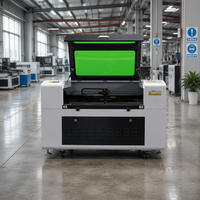 Machine de gravure laser CO2 9060 900x600mm haute précision à refroidissement par eau pour la fabrication de panneaux en acrylique, plastique, pierre, verre et le travail du bois