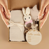 Vente en gros usine/OEM Coffret cadeau de naissance pour bébé, comprenant un jouet hochet animal à mordiller, en coton unisexe, idéal pour cadeau de pleine lune