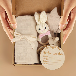 Vente en gros usine/OEM Coffret cadeau <span class=keywords><strong>de</strong></span> <span class=keywords><strong>naissance</strong></span> pour bébé, comprenant un jouet hochet animal à mordiller, en coton unisexe, idéal pour cadeau <span class=keywords><strong>de</strong></span> pleine lune - Product Image 1