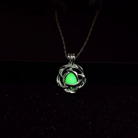 Collier tendance lumineux dans le noir pour Halloween, pendentif en forme de rose ajourée en alliage, lumières nocturnes, cadeau pour femme