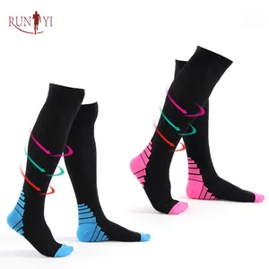 Runyi Bán Buôn Dài Bóng Đá Bóng Đá Đi Xe Đạp Vớ Biểu Tượng Tùy Chỉnh Mens Spandex / Nylon Sport Compression Socks Mùa Thu Dệt Kim S-M