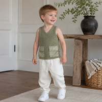 Gilet en tricot côtelé à col en V avec deux poches cargo sur le devant, couleur vert militaire uni, style workwear simple et minimaliste pour l'intérieur et l'extérieur