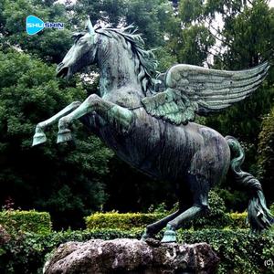 Scultura di Cavallo <span class=keywords><strong>Alato</strong></span> in Bronzo, Statua Moderna Personalizzata per Esterni in Metallo, Grande Statua in Ottone a Grandezza Naturale di Cavallo Volante - Product Image 6