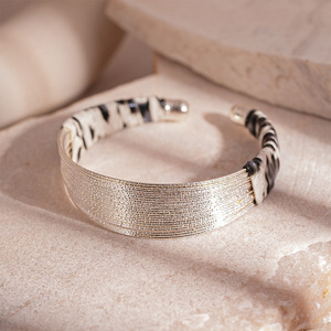 Bracelet cercle ouvert froissé imprimé léopard Euro-Chic pour femme Niche unique Bijoux haut de gamme élégants - Product Image 2