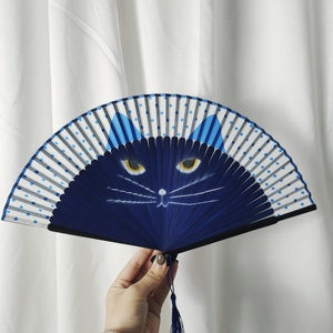 En stock – Éventail pliant japonais de 21 cm en tissu, motif chat de dessin animé, avec coque en bambou et soie – Cadeau d'affaires, article fantaisie - Product Image 4