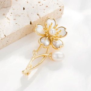 Broche Personalizado de Camelia con Imitación de Perla, Chapado en Oro, Aleación de Zinc, para Mujer, Regalo de Fiesta, Flor de Pecho Pequeña y Versátil de Lujo - Product Image 1