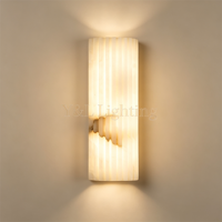 Lampu Dinding Alabaster Alami Beralur Vertikal, Lampu Dinding Besi Persegi Panjang untuk Dekorasi Dinding Latar Belakang Kamar Tidur Hotel Villa