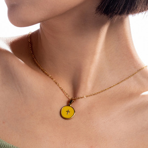 Collier pendentif en forme de croix en acier inoxydable avec goutte d'huile Chaîne de figaro tendance en forme de lettre plaquée or Idée cadeau d'anniversaire à la mode - Product Image 3