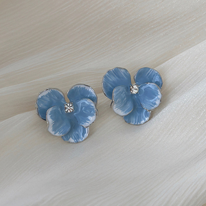 Boucles d'oreilles clous élégantes bleues à fleurs, style luxe léger, pour femme, avec strass, en métal, pour mariage et soirée - Product Image 2