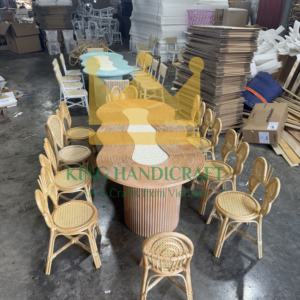 Chaise pour enfants en rotin faite à la main sur mesure pour la décoration d'événements intérieurs et extérieurs Meubles légers et durables respectueux de l'environnement pour enfants - Product Image 1