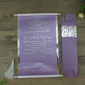 การ์ดเชิญงานแต่งงานแบบม้วนปั๊มทองพร้อมพู่ห้อย และการ์ดเชิญแบบม้วนที่ปรับแต่งได้พร้อมข้อความสีทอง - Product Image 4
