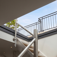 Fenêtre de toit moderne à ouverture par le haut avec cadre en aluminium et verre trempé pour terrasse et entrée d'escalier