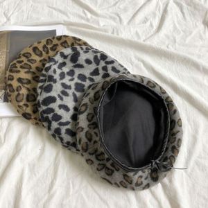 หมวกเบเร่ต์ลายเสือดาว สไตล์ฮาร์เบอร์ คุณภาพสูง ขายส่ง ราคาพิเศษ สำหรับฤดูใบไม้ร่วงและฤดูหนาว เหมาะสำหรับใส่ลำลองหรือเป็นศิลปิน - Product Image 6