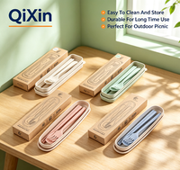 Ensemble de couverts jetables portables modernes en plastique trois pièces finition mate pour la rentrée scolaire (cuillère, fourchette, baguettes)