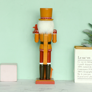 دمية خشبية بنية اللون لتزيين عيد الميلاد بطول 35 سم على شكل كسارة البندق مع منزل خبز الزنجبيل وتفاصيل مرسومة يدويًا صديقة للبيئة - Product Image 2