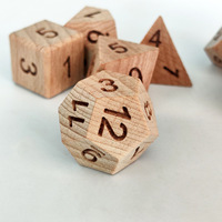 Ensemble de dés en bois cadeau de Noël 7pcs dés du MDN dés solides multicolores écologiques pour divers jeux de société