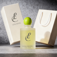Flacon de parfum en verre givré cylindrique de luxe, bouchon à bille vert vif, logo personnalisé et sac cadeau avec fenêtre et boîte cadeau